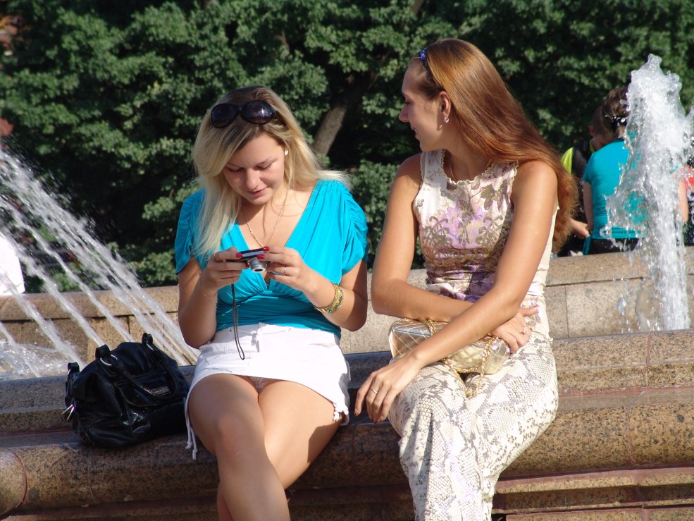 Il a regardé sous la robe