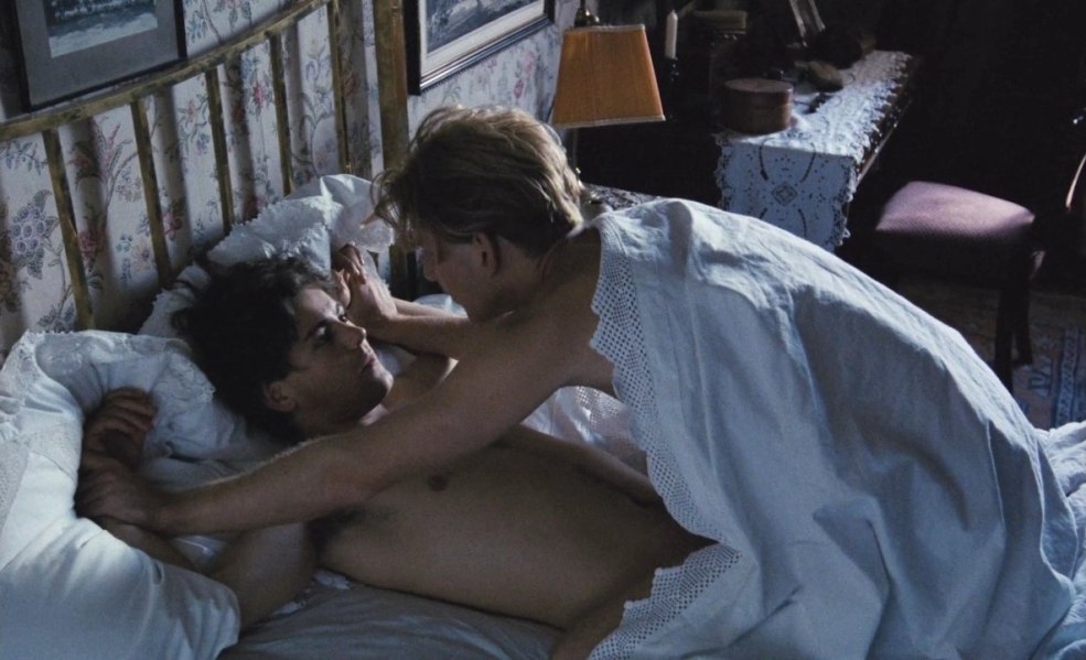 Homme et femme au lit