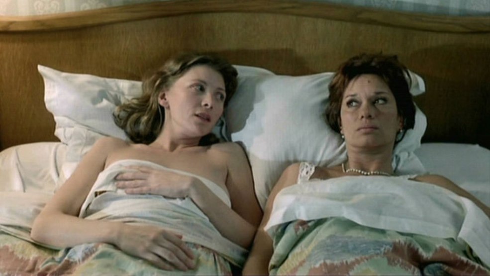 Vieille femme nue dans un film mince
