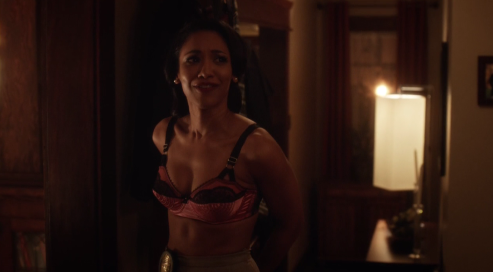 Daniel Panabaker dans un soutien-gorge