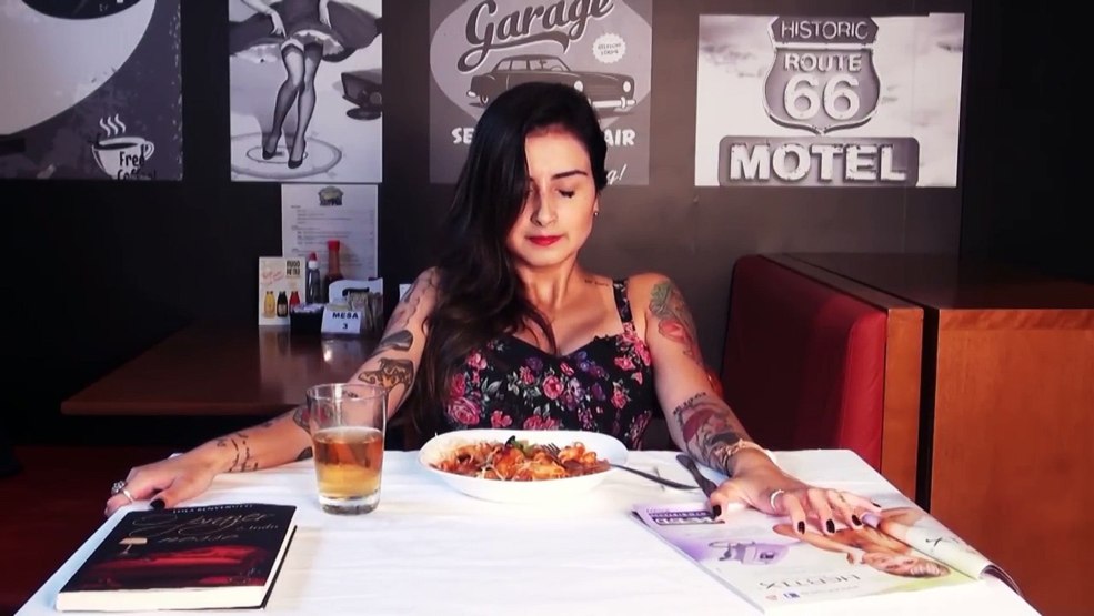 Fille dans un restaurant avec vib