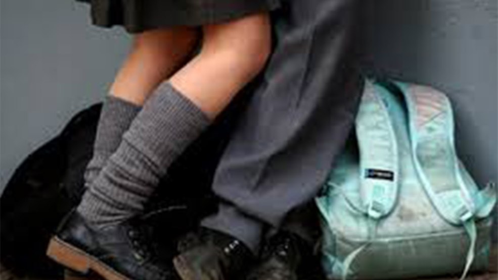 Masse le dos dans la salle de bain