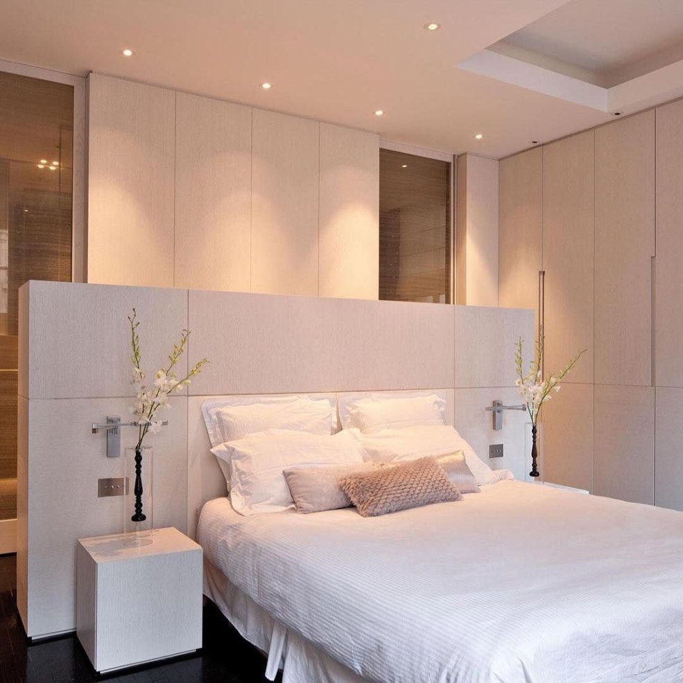 Lit en bois avec étagères à la tête