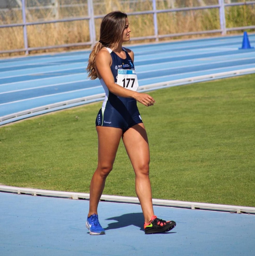 Filles dans un culte près d'un maillage de volleyball
