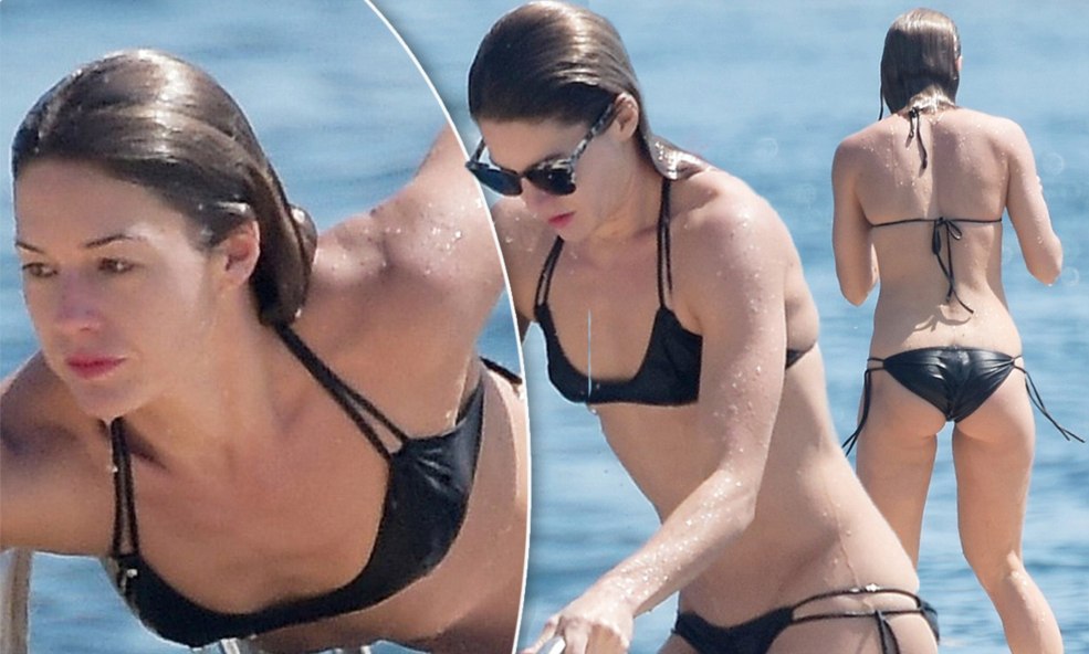 Natasha Dobronos en maillot de bain