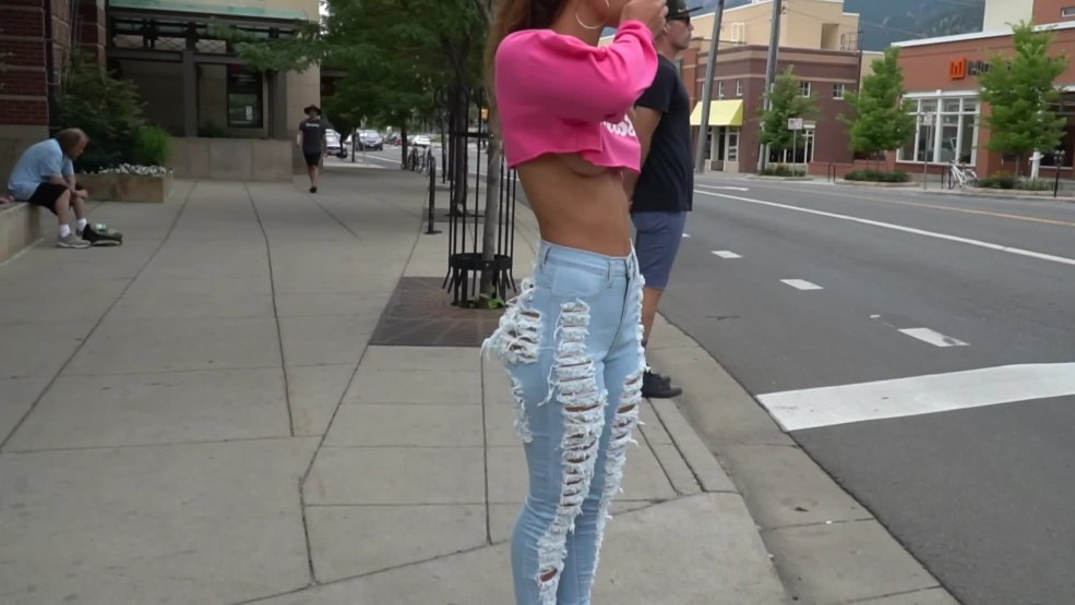 Filles avec de très gros seins