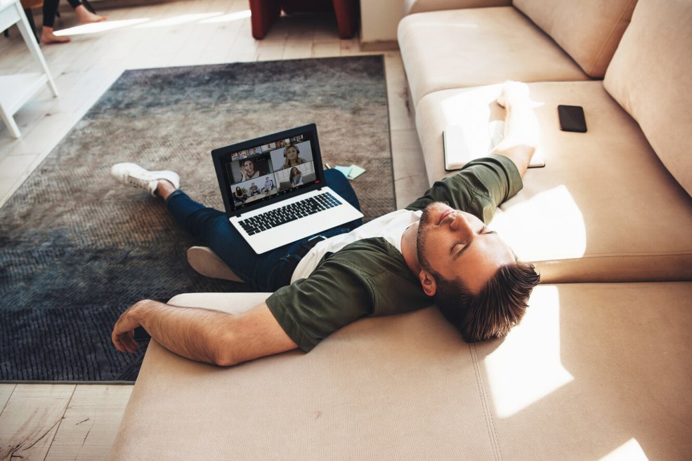 Un homme sur le canapé avec un ordinateur portable