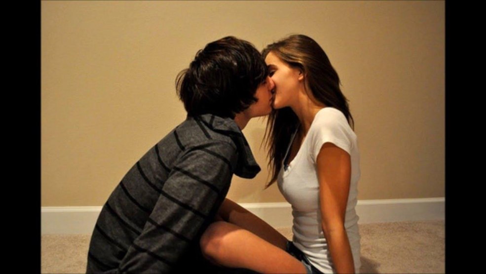 Une fille s'assoit sur un mec