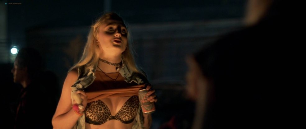Scène de lit Sophie Turner