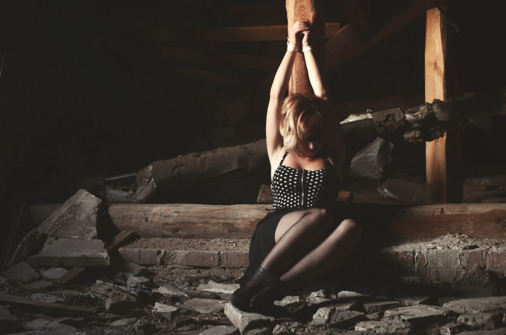 Fille attachée dans le grenier