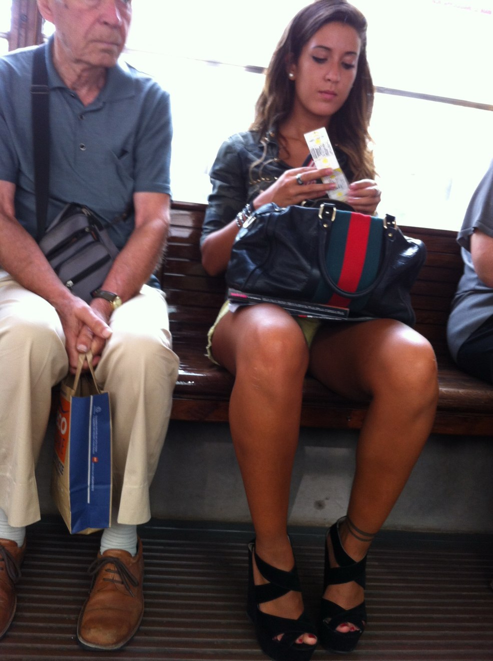 Mature dans le transport sous une jupe