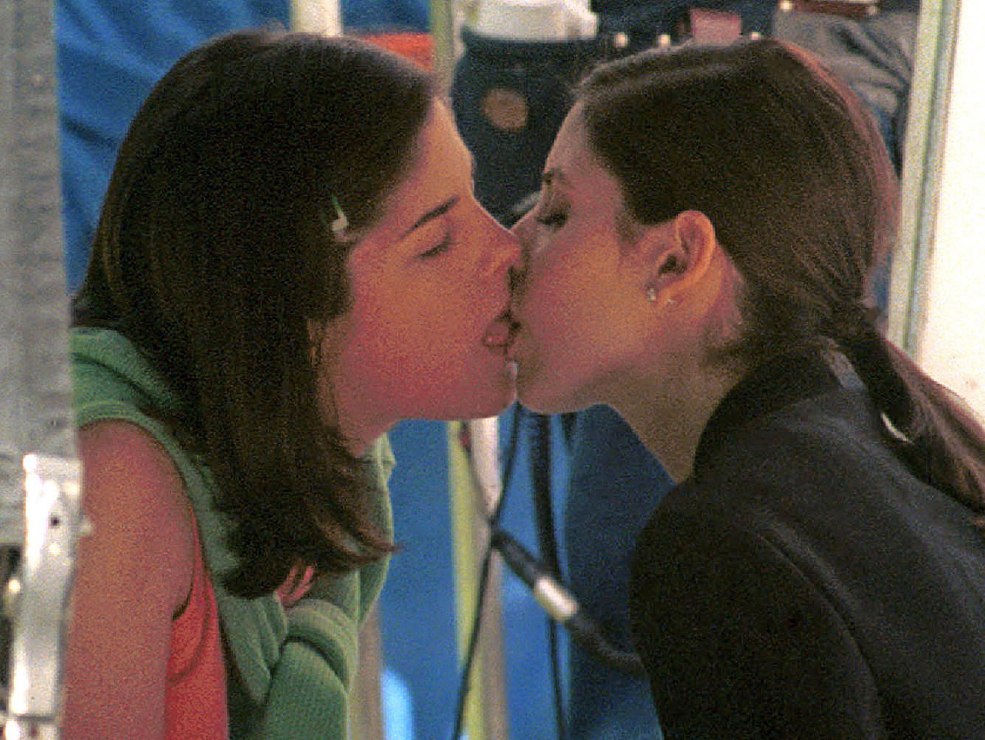 Selma Blair et Saras s'embrassent