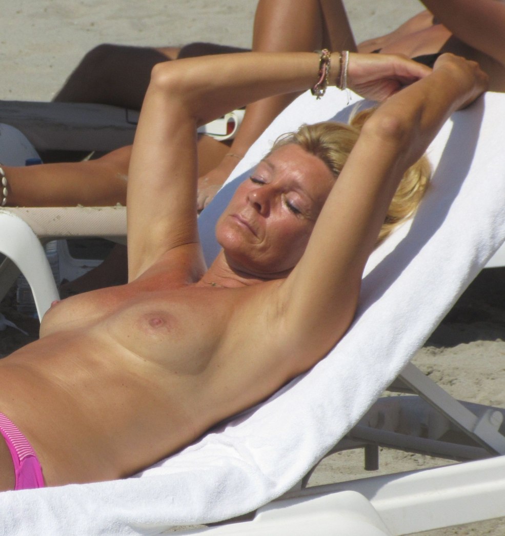 Femme gros seins public