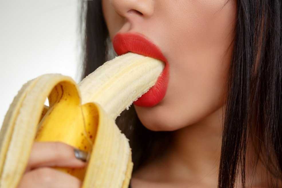 Fille avec une banane