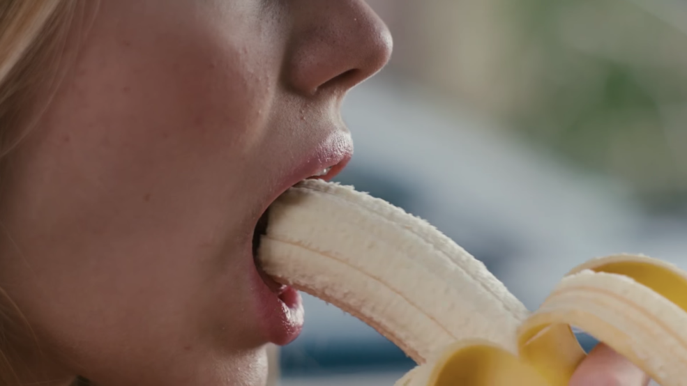 La fille mange une banane