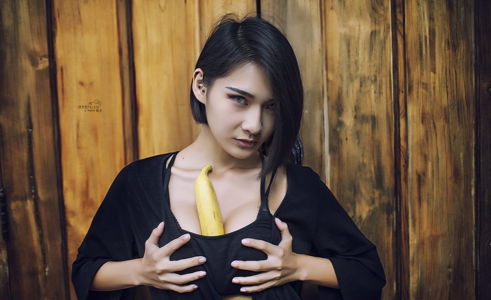 Fille avec une banane