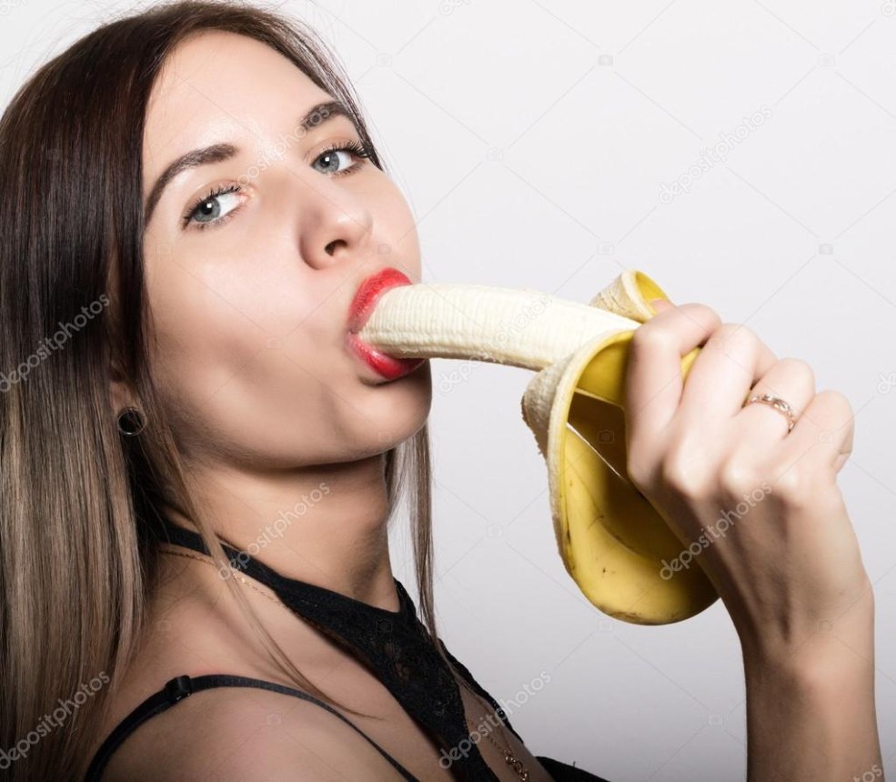 Femme avec banane dans la bouche