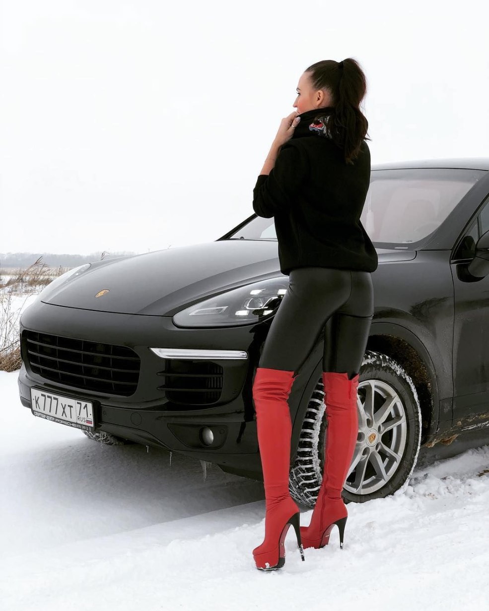 Fille dans une botte sur un stiletto