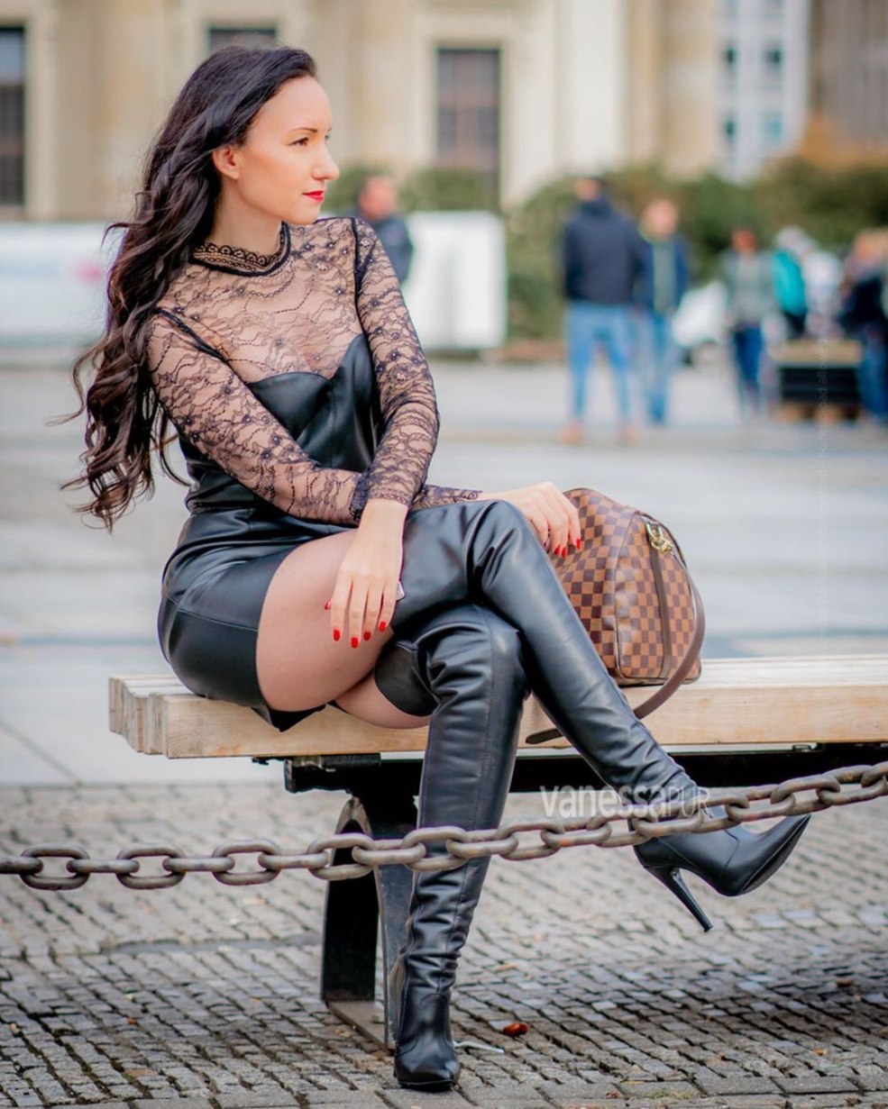 Masha Malinovskaya dans Boots Boots