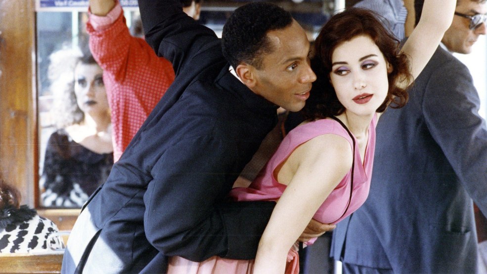 La fille est une explosion d'émotions