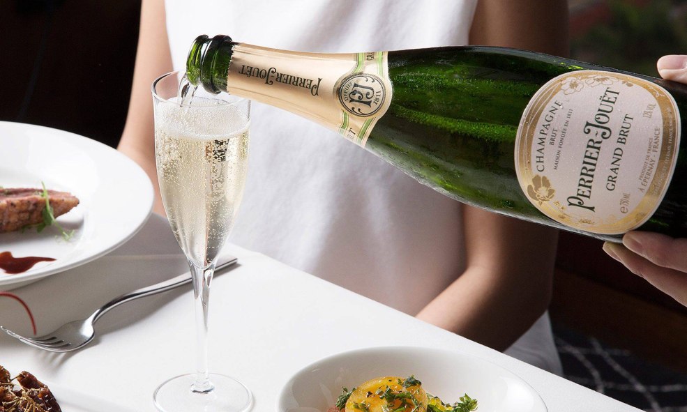 Femme s'assoit sur un homme