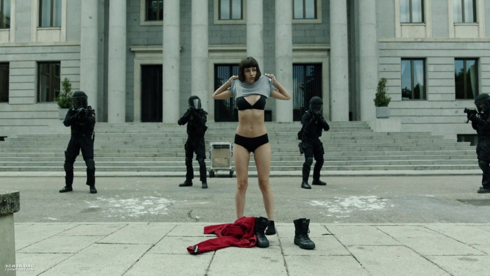 Ursula Korbero dans la série Paper House