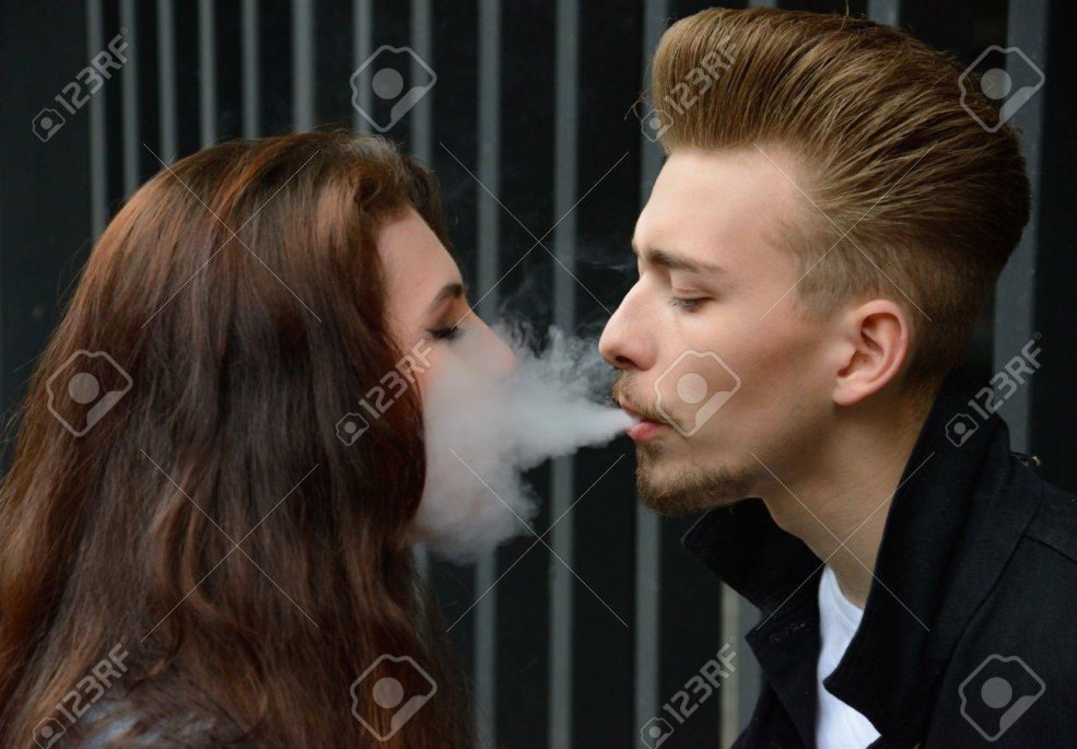 Le gars et la fille fume la vape