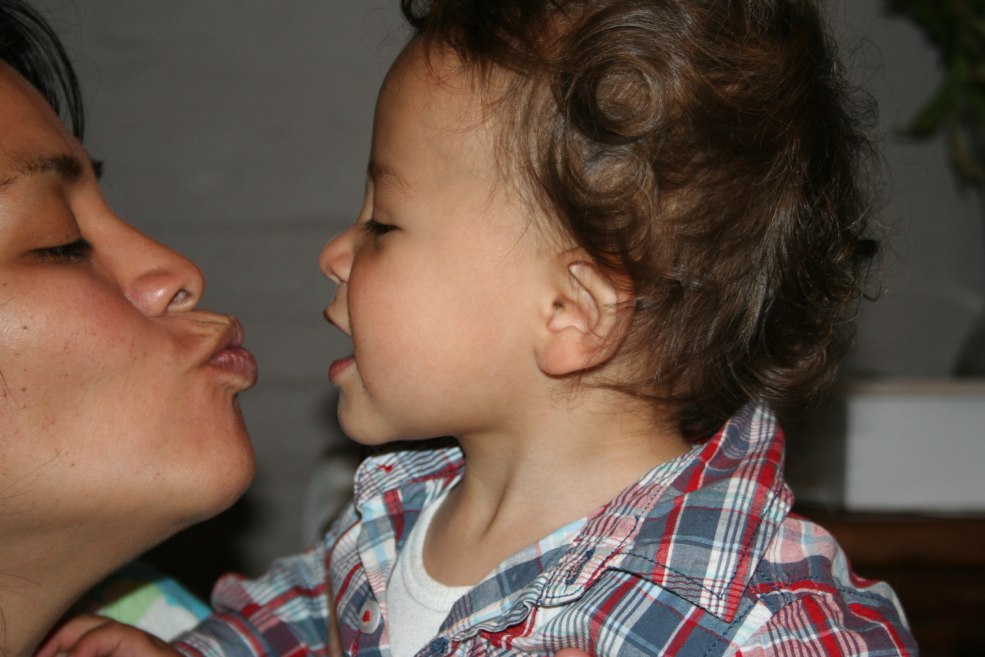 Embrasser avec des enfants de presse