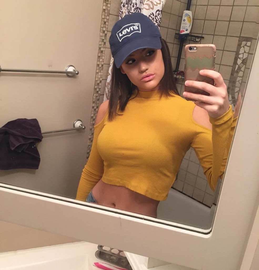 Fille de selfie dans le miroir