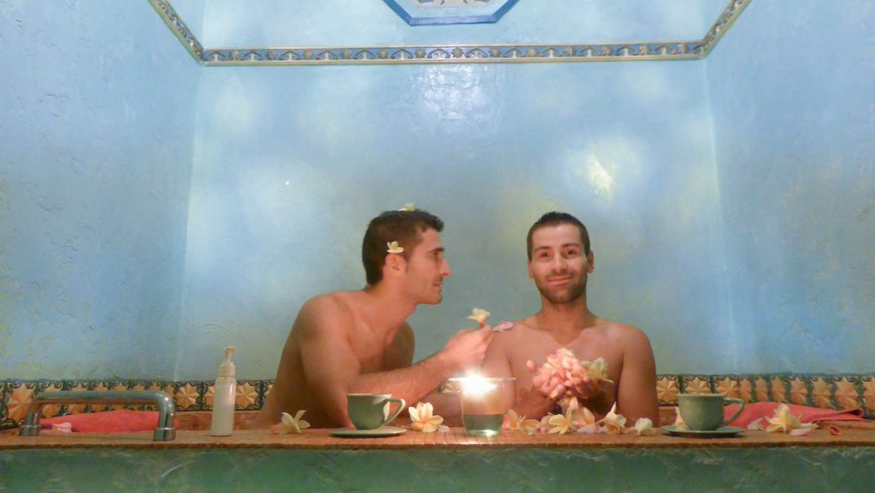 Caucasiens dans le bassin du sauna