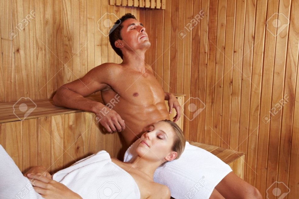 Deux gars et une fille dans un hammam