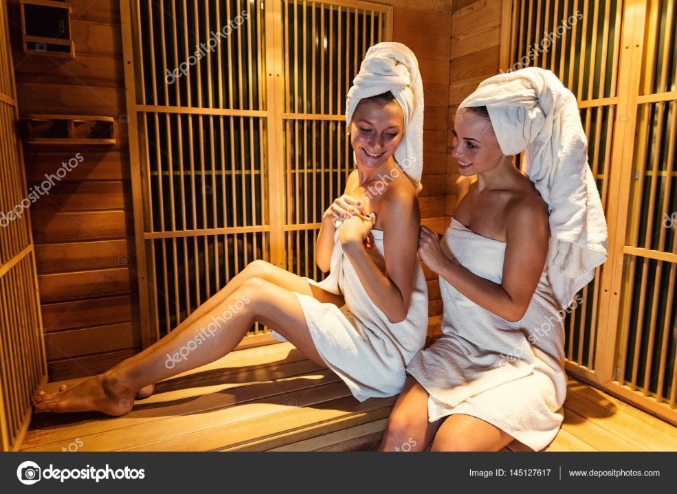 Filles après un bain de bain dans une serviette