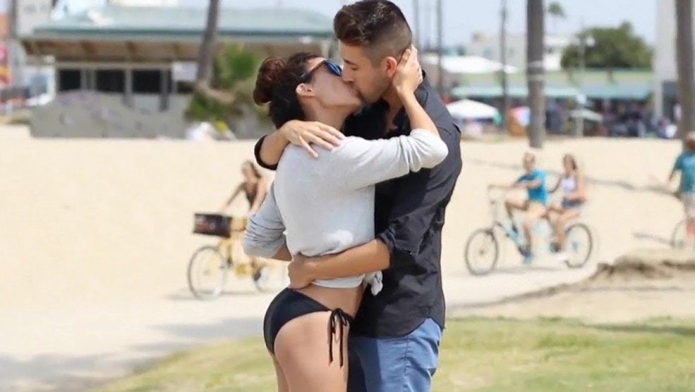 Des images s'embrassent sur les lèvres des hommes et des femmes romance