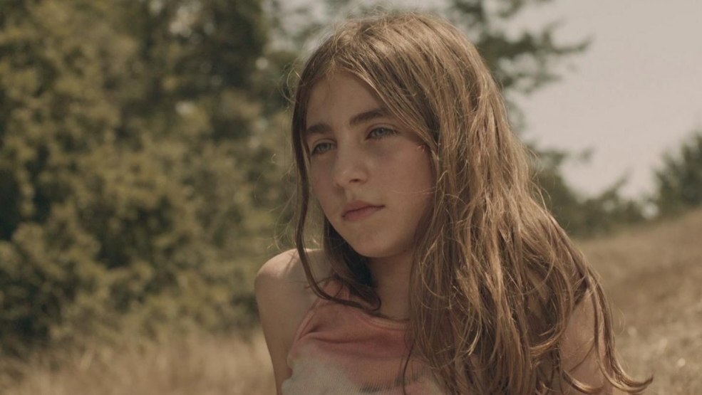 Le garçon s'est déshabillé dans le film