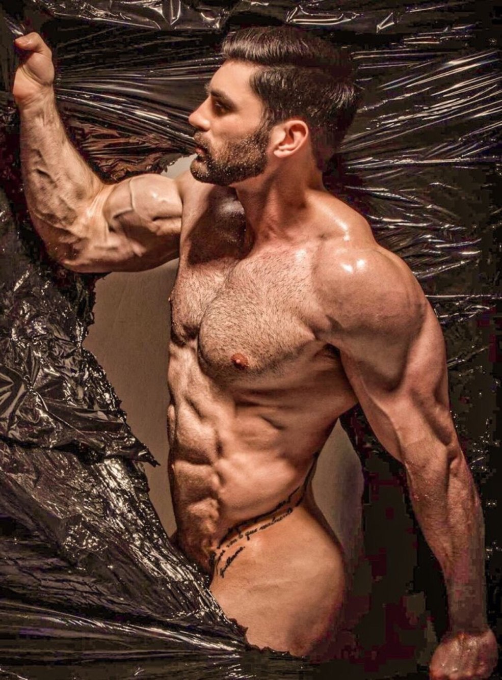 Les garçons sont écrits dans le lit de nu