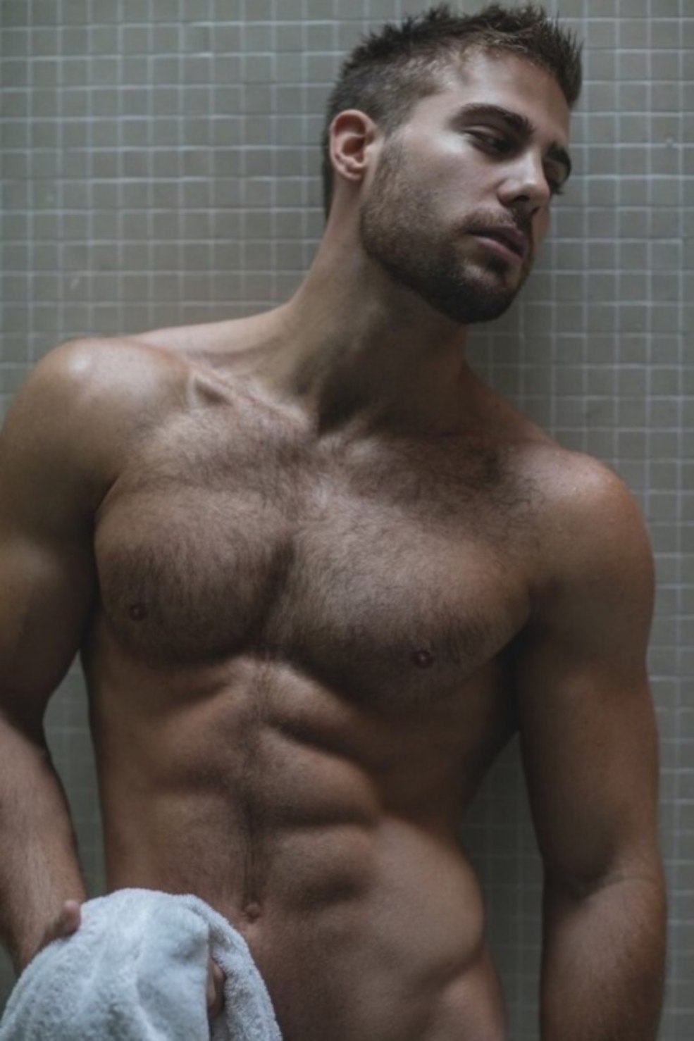 Le gars aime le corps