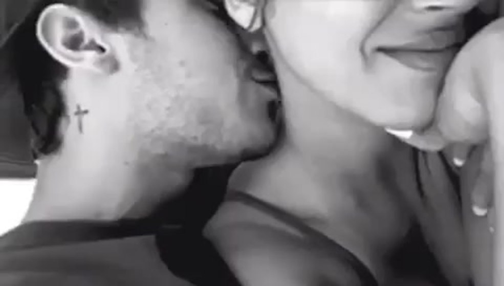 Baiser tendre dans le cou