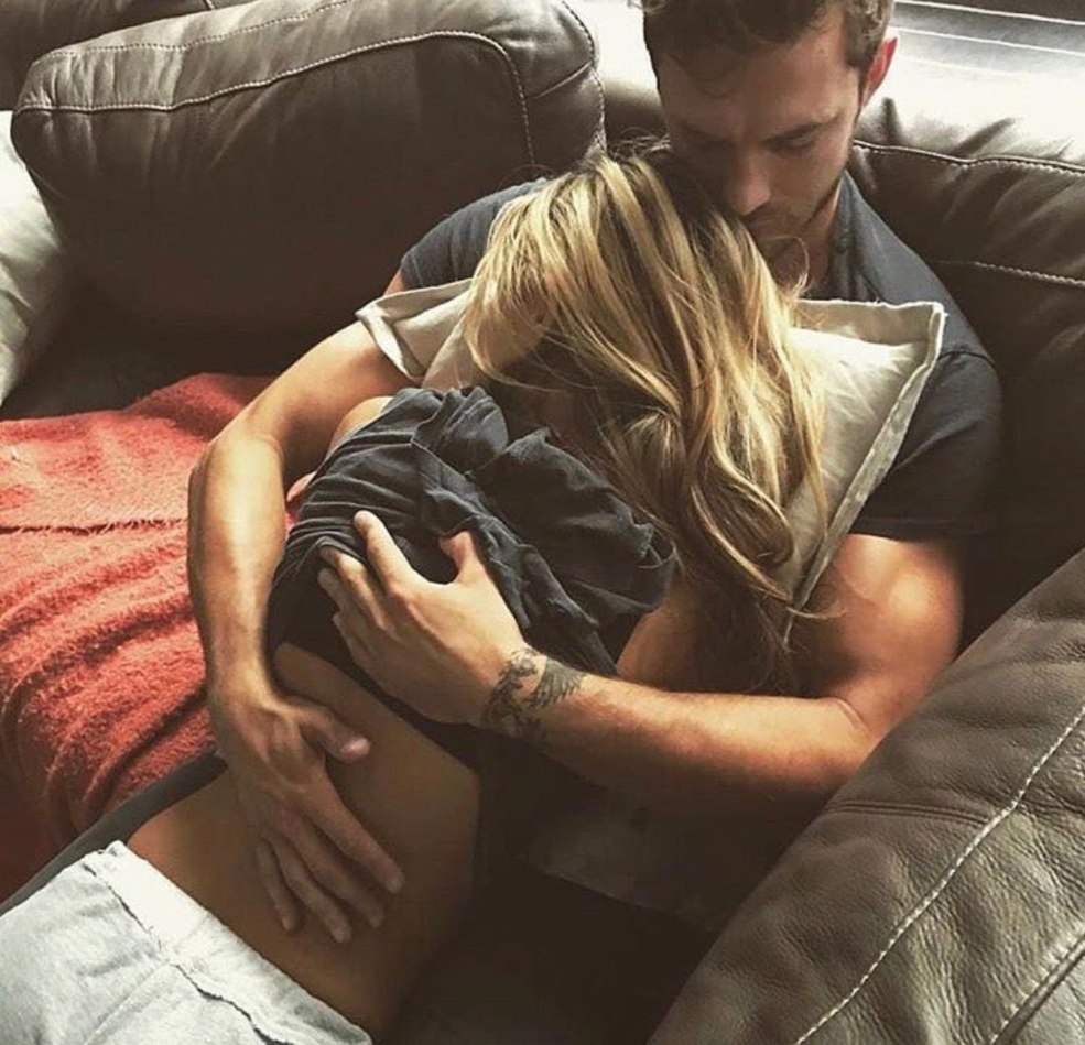 Blond dans les bras d'un homme