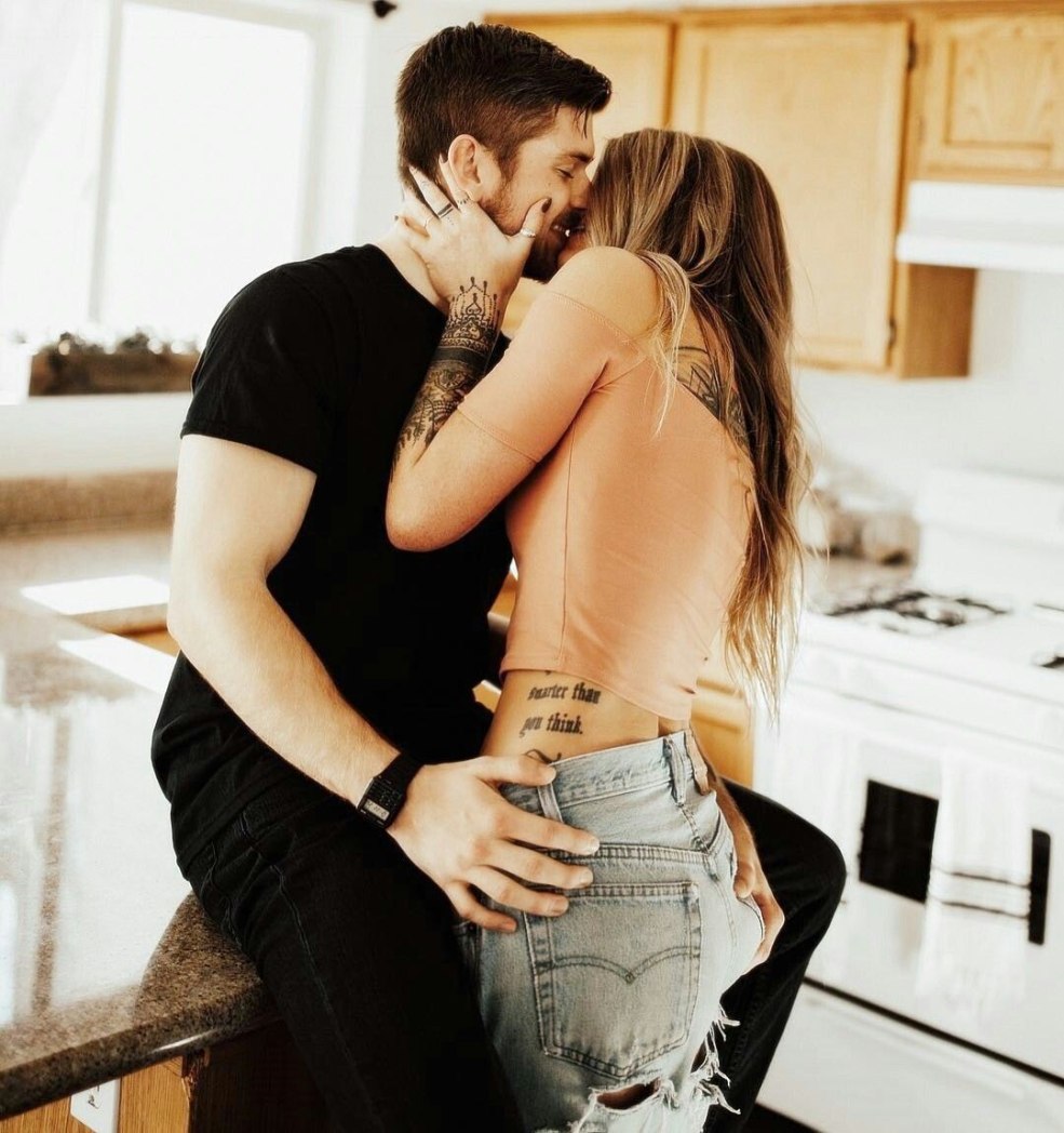 Mari et femme s'embrasse