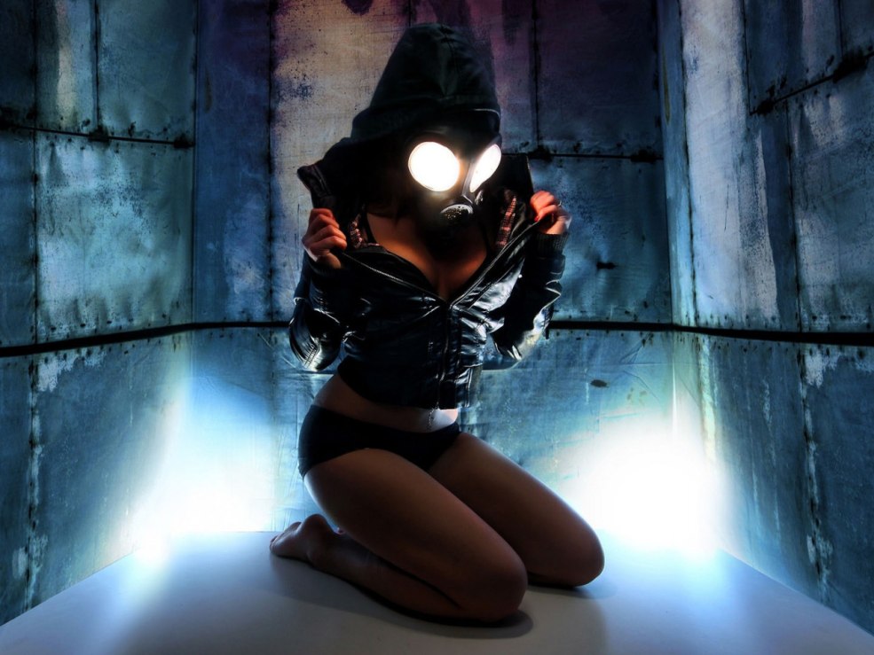 Fille dans un masque à gaz