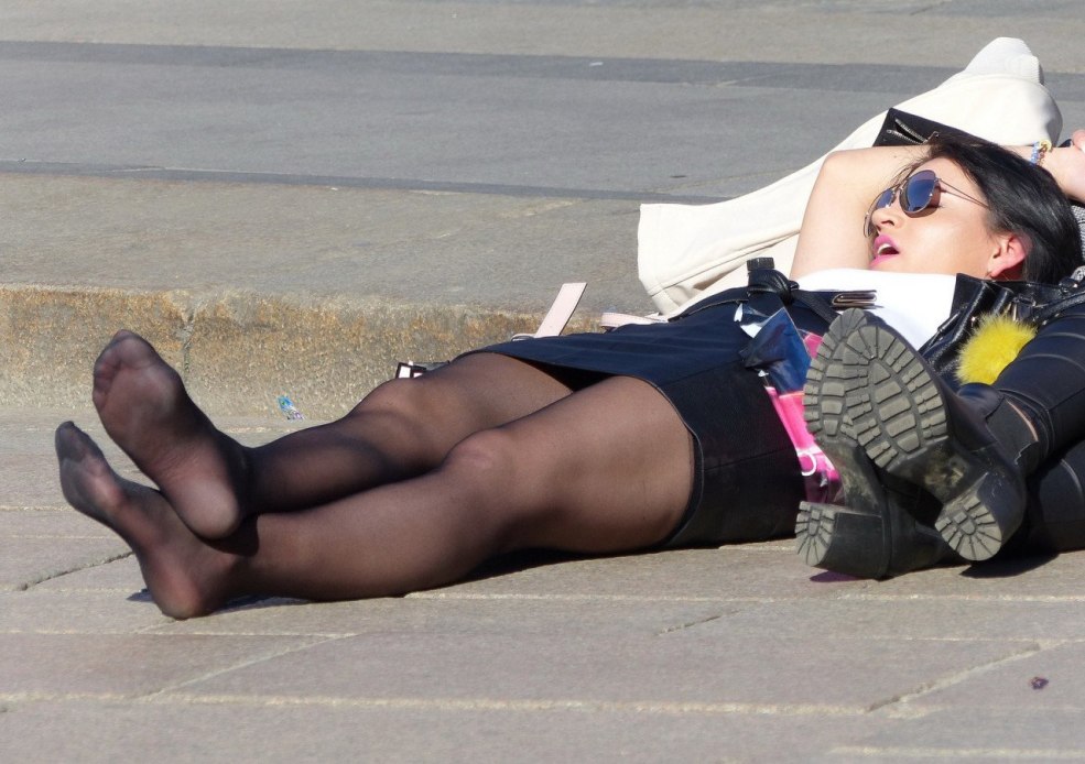 Le fétiche des pieds dans des collants mature