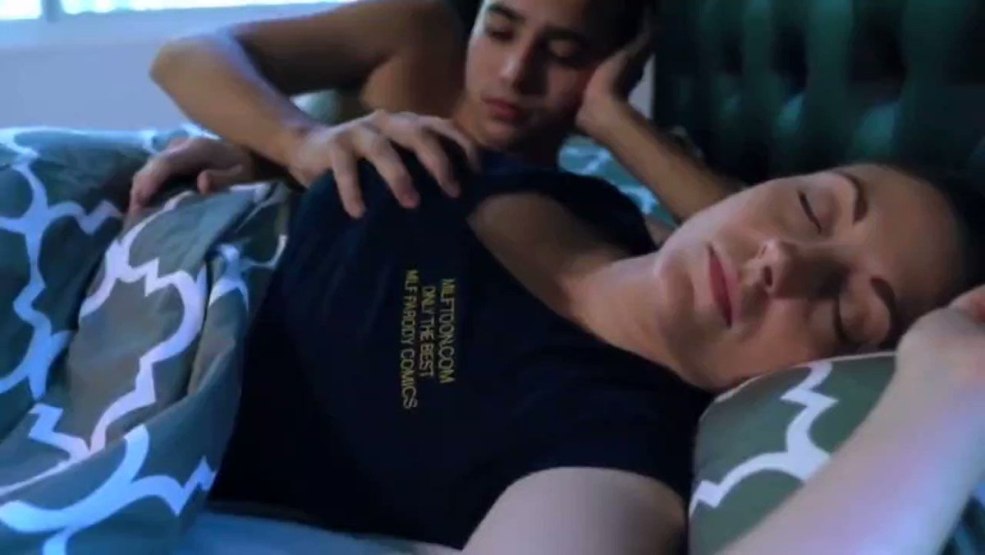 Fils baisé une mère endormie