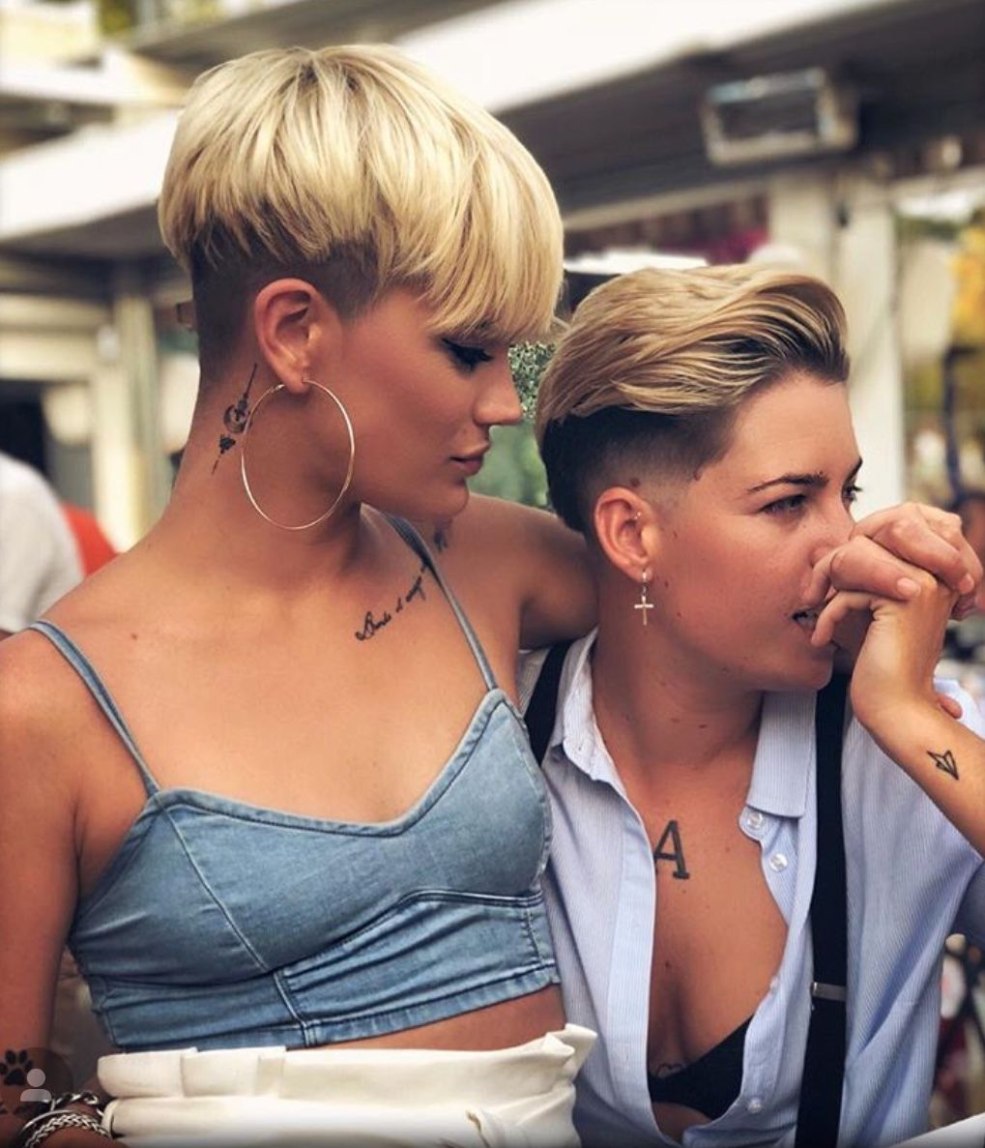 La coiffure lesbienne est courte