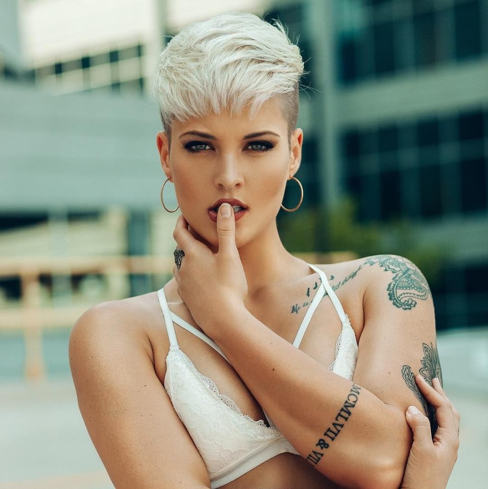 Blond à courte durée