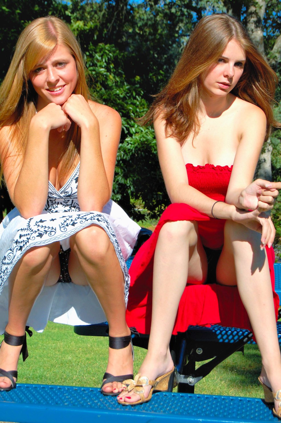 Filles sans culotte sous une jupe