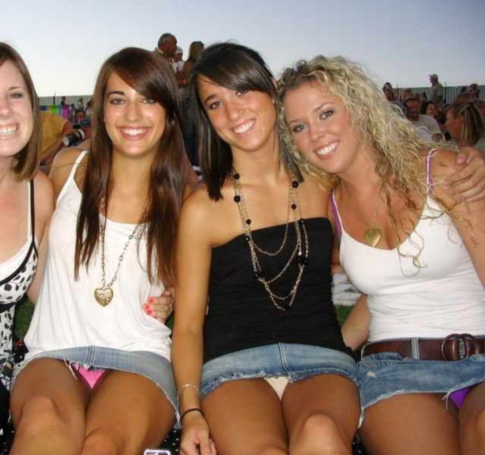 Filles sans culotte sous une jupe