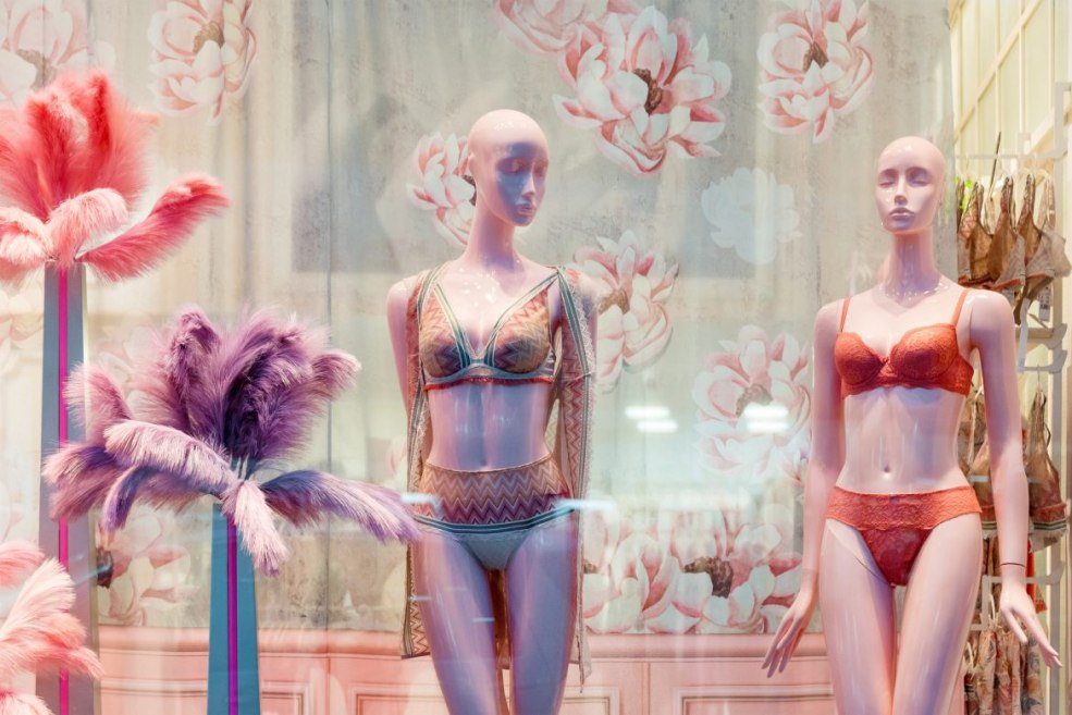 Mannequins nus dans une fenêtre