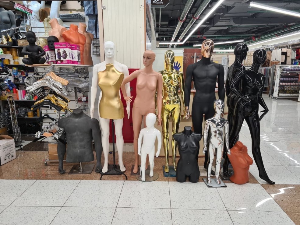 Mannequins sur le jardinier