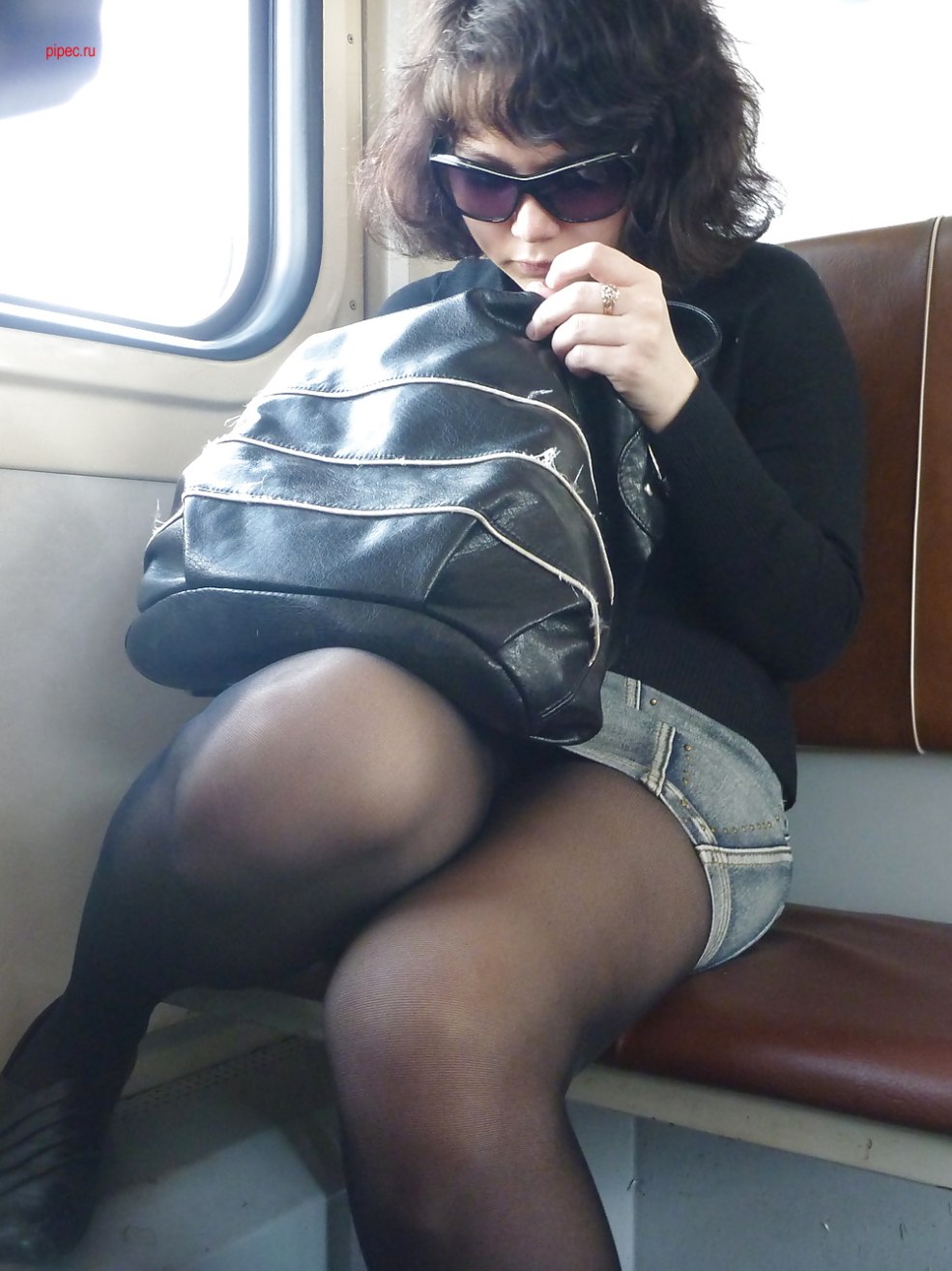En collants sous la jupe en transport