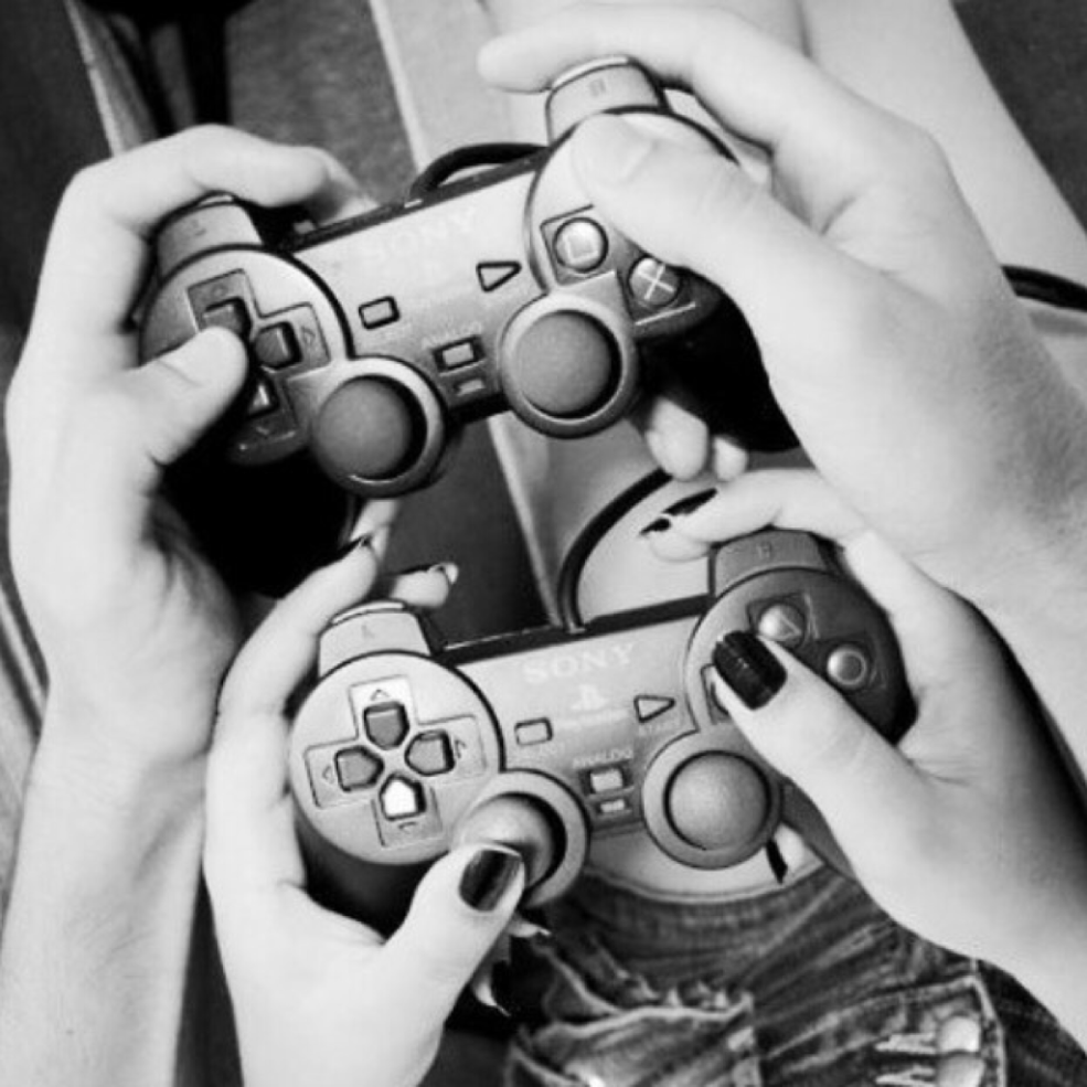 Un gars avec une fille avec des joysticks